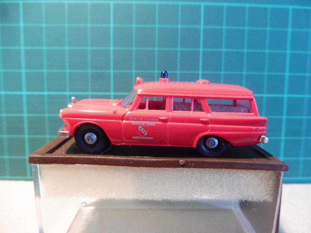 1:87 Brekina Mercedes 190 Kombi W110 Universal Brandweer, Hobby en Vrije tijd, Modelauto's | 1:87, Ophalen of Verzenden, Zo goed als nieuw