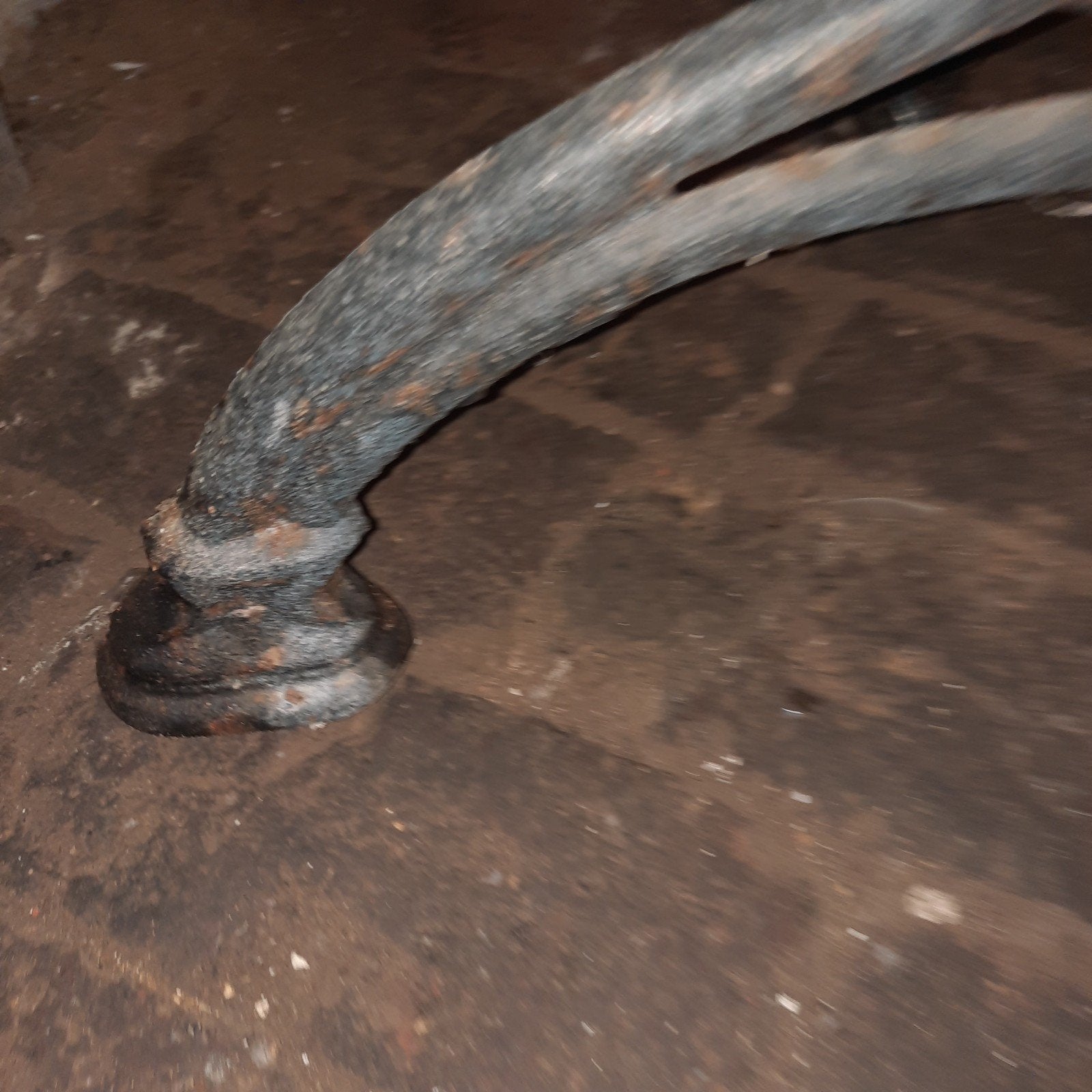 Pied de table en fonte, Enlèvement