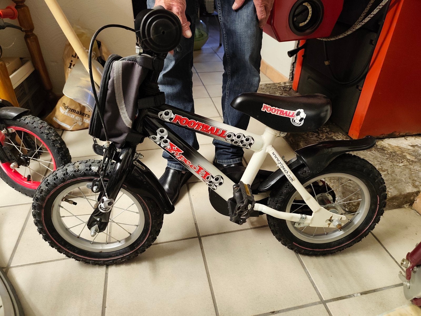 Fietsje, Fietsen en Brommers, Ophalen