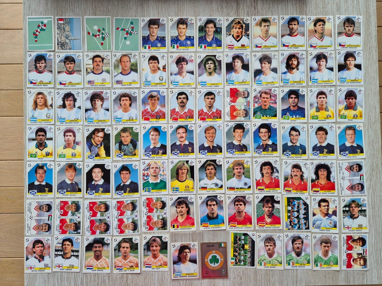 panini WK Italia 90 badge Maradona 84 images différentes, Enlèvement ou Envoi
