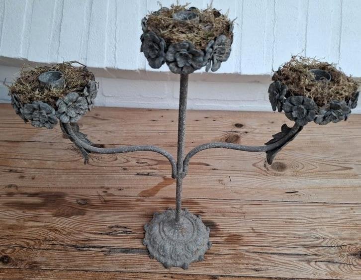 Brocante lichtgrijze kandelaar , bloemetjes , "oude look", Ophalen of Verzenden
