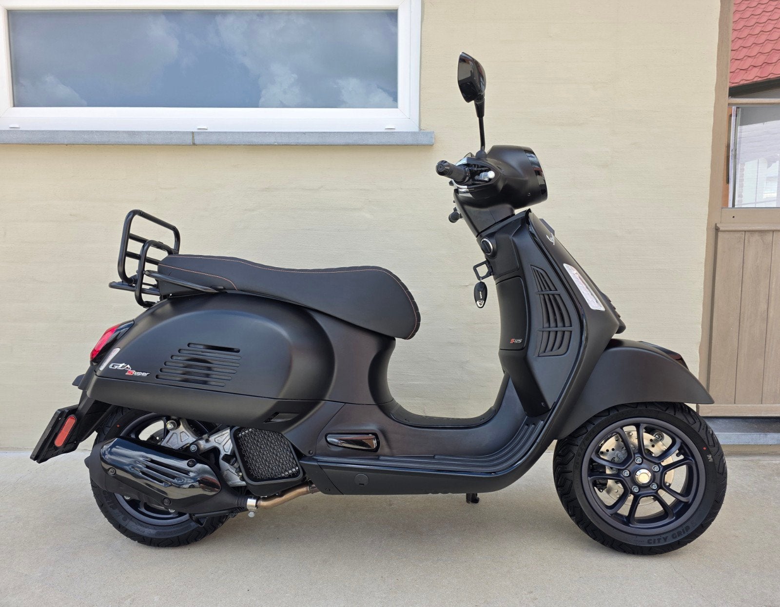Vespa Gts 125i supersport Custom Black Editie * 350km **, Fietsen en Brommers, Ophalen