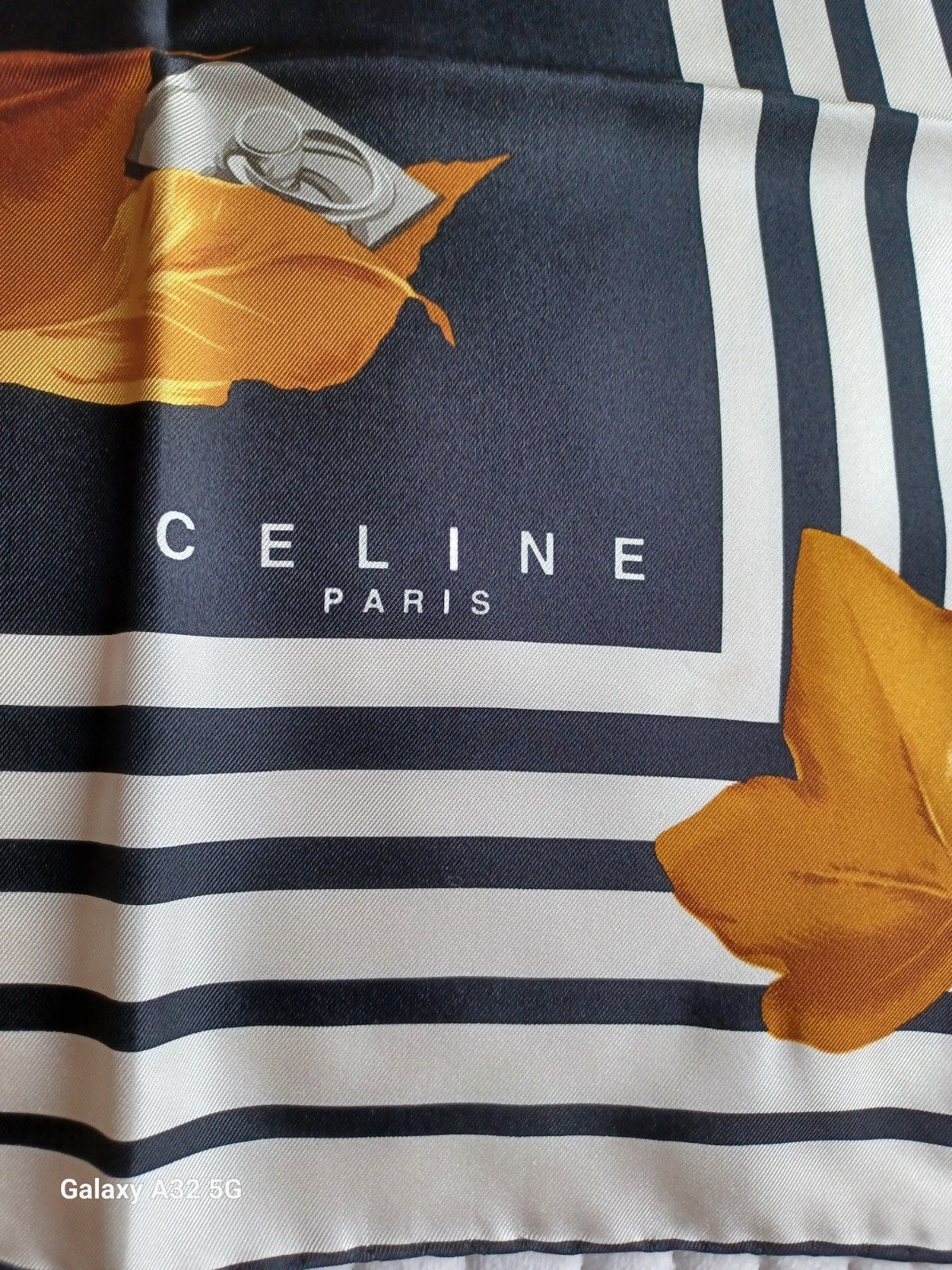 CELINE Foulard 100% Soie neuf siglé, Envoi