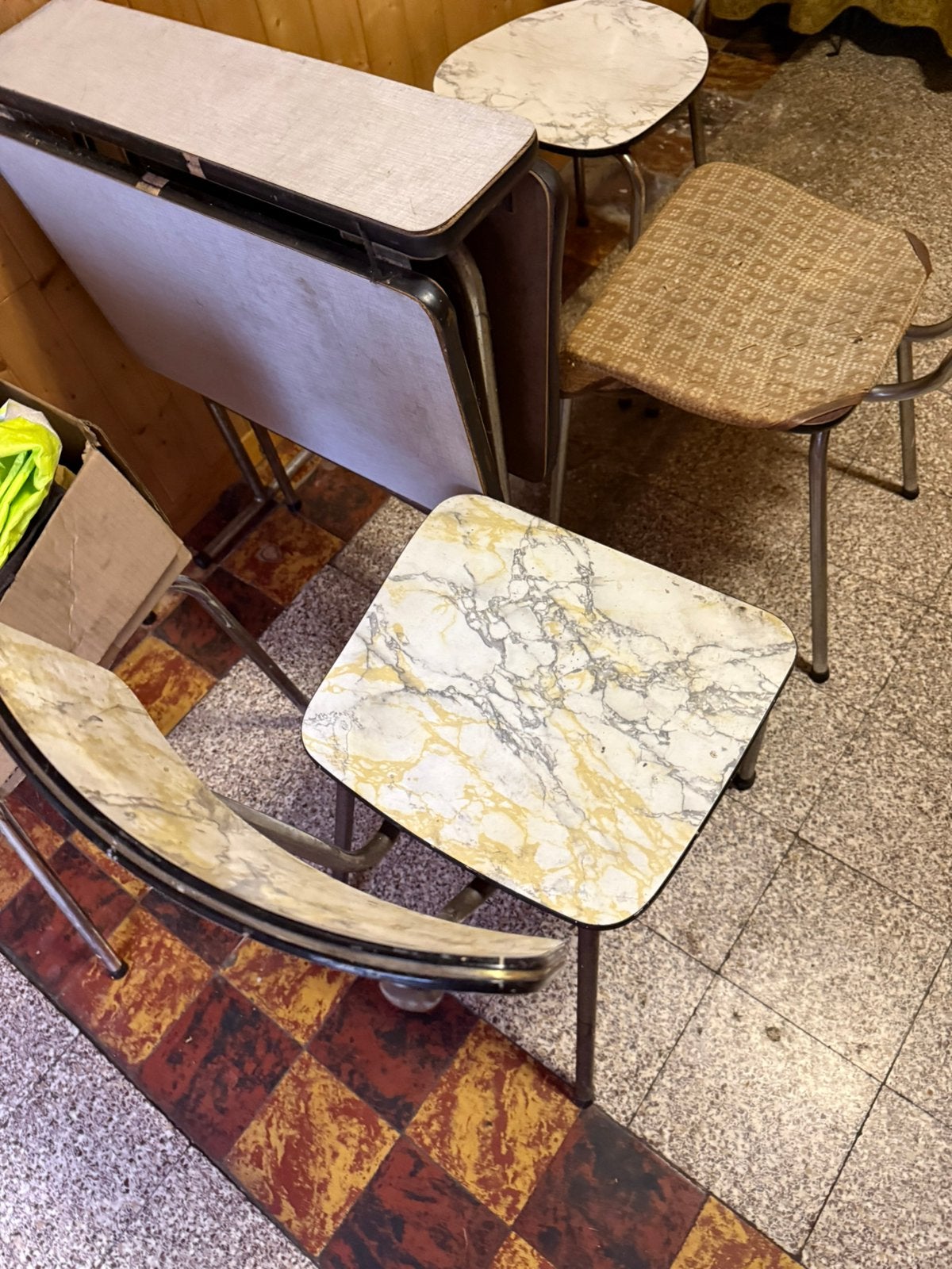 12 vintage keukenstoelen en tafel, Tuin en Terras, Ophalen, Zo goed als nieuw