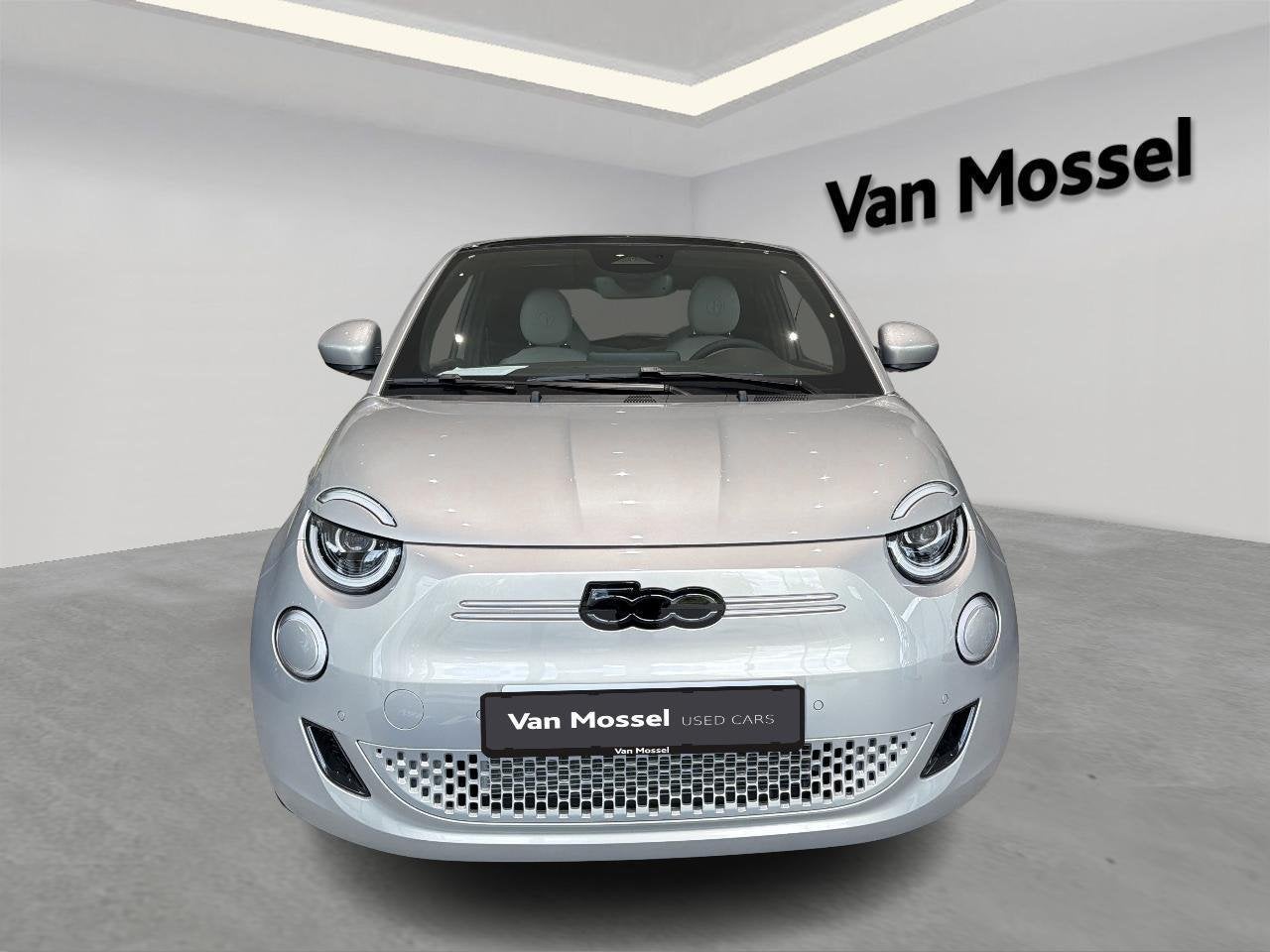 Fiat 500e 500e 42 kWh Giorgio Armani // NRM-DEMO, Auto's, 4 zetels, Stof, Automatische klimaatregeling, Beige