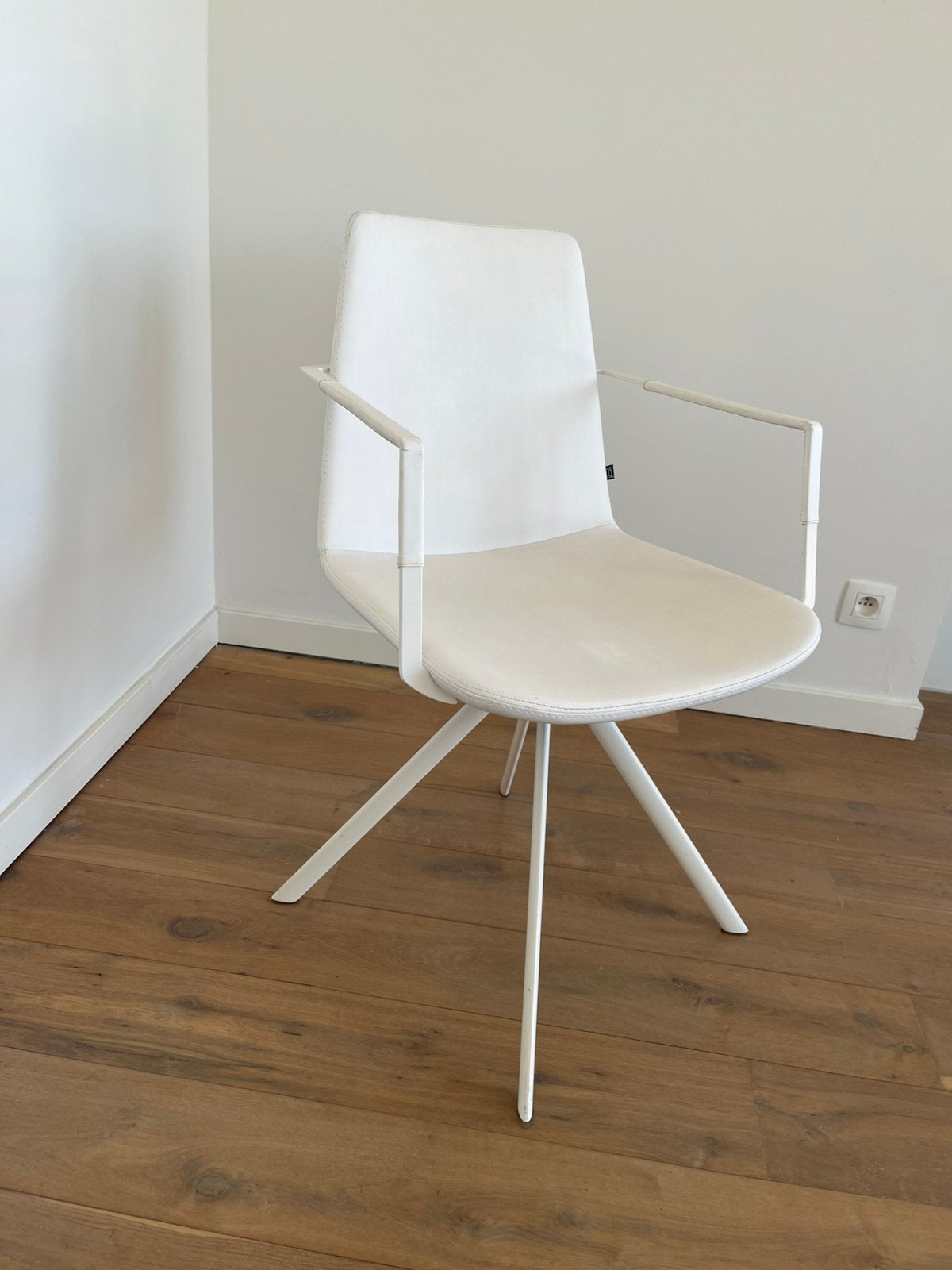 8 designstoelen merk Joli (‘Rafael’), Ophalen, Gebruikt, Wit, Leer