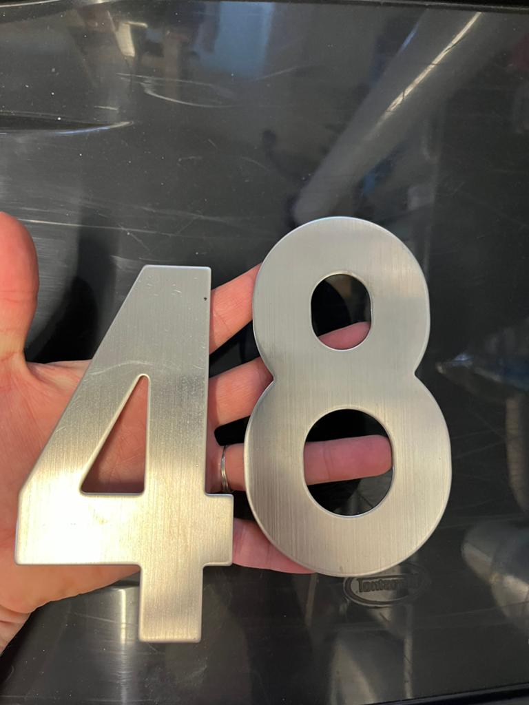 Huisnummer inox 8 en 4, Tuin en Terras, Brievenbussen, Ophalen, Zo goed als nieuw, Inox