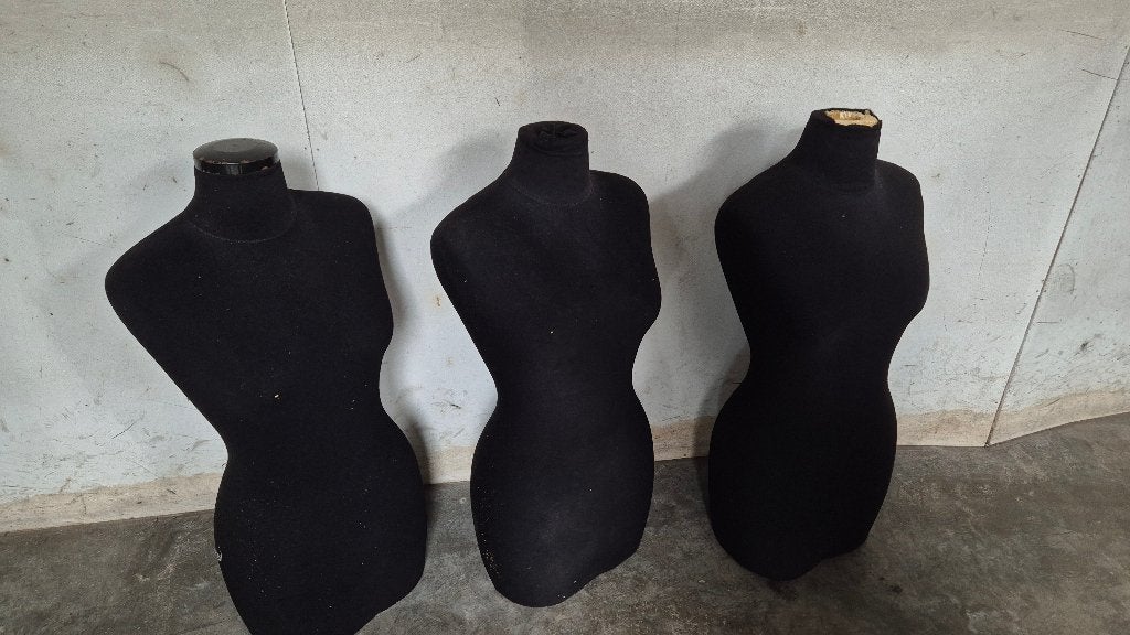 LAATSTE Etalagepoppen, paspoppen, dames op voet met stof, Enlèvement, Comme neuf, Mannequin