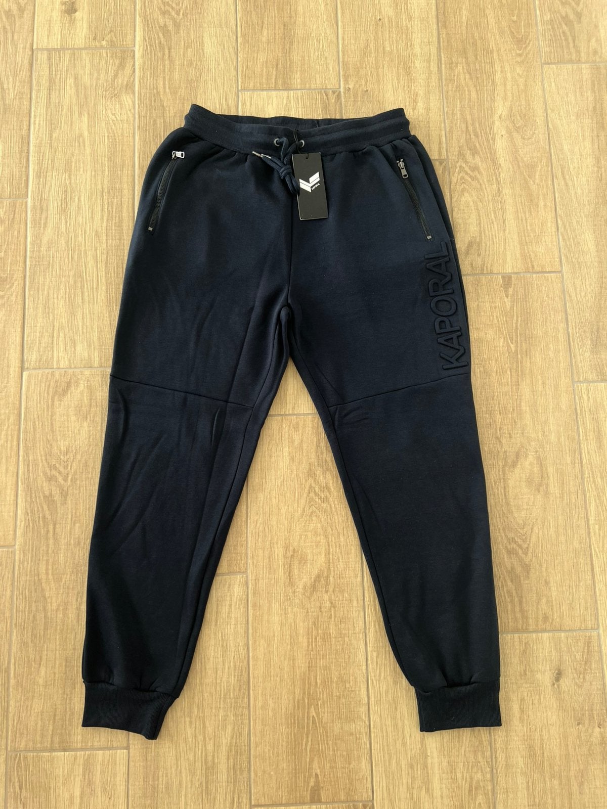 Jogging Kaporal bleu marine molleton poches zippées, Neuf, Autres marques, Enlèvement ou Envoi, Autres sports