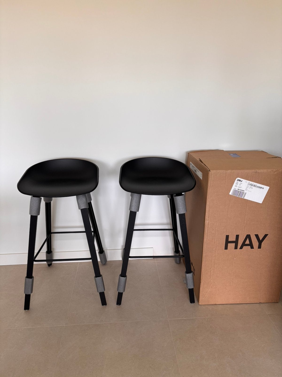 HAY AAS 32 — 2 zwarte barkrukken — Nieuw, 2 krukken, Ophalen, Zo goed als nieuw, Hout