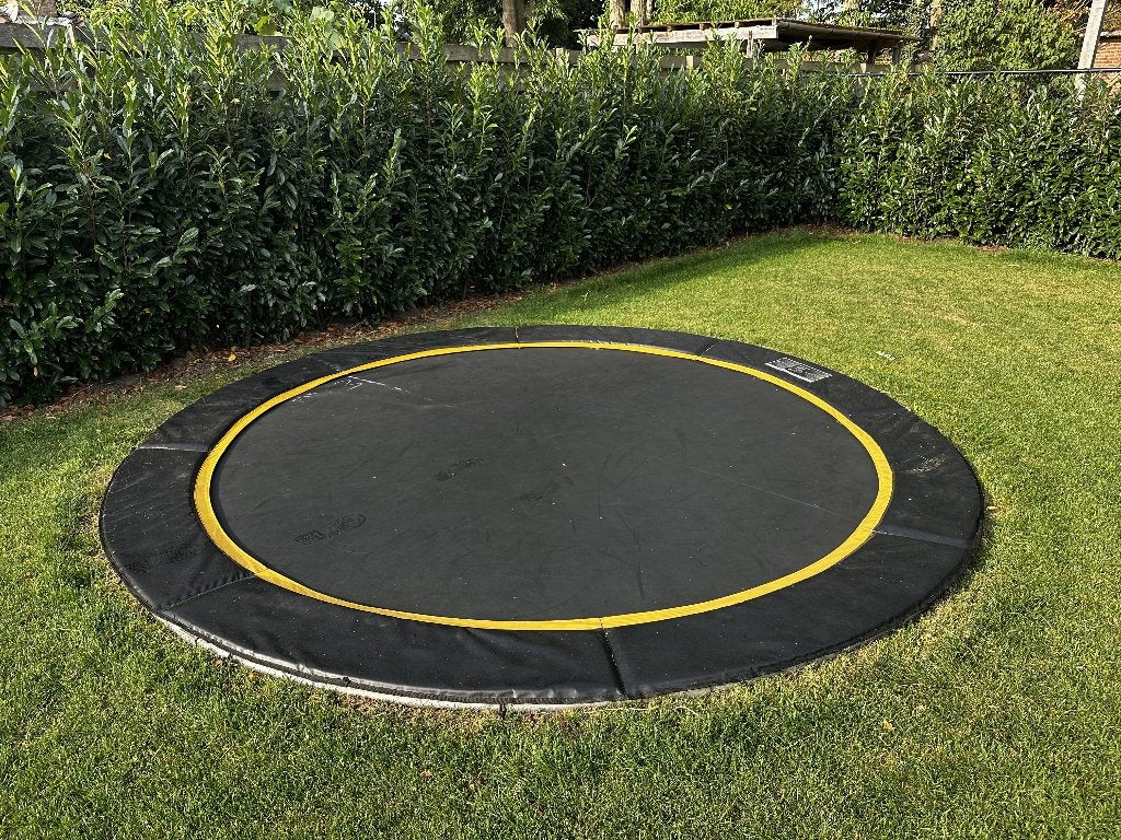 Trampoline met nieuwe rand en ongebruikte beschermhoes, Kinderen en Baby's, Speelgoed | Buiten | Trampolines, Ophalen, Zo goed als nieuw