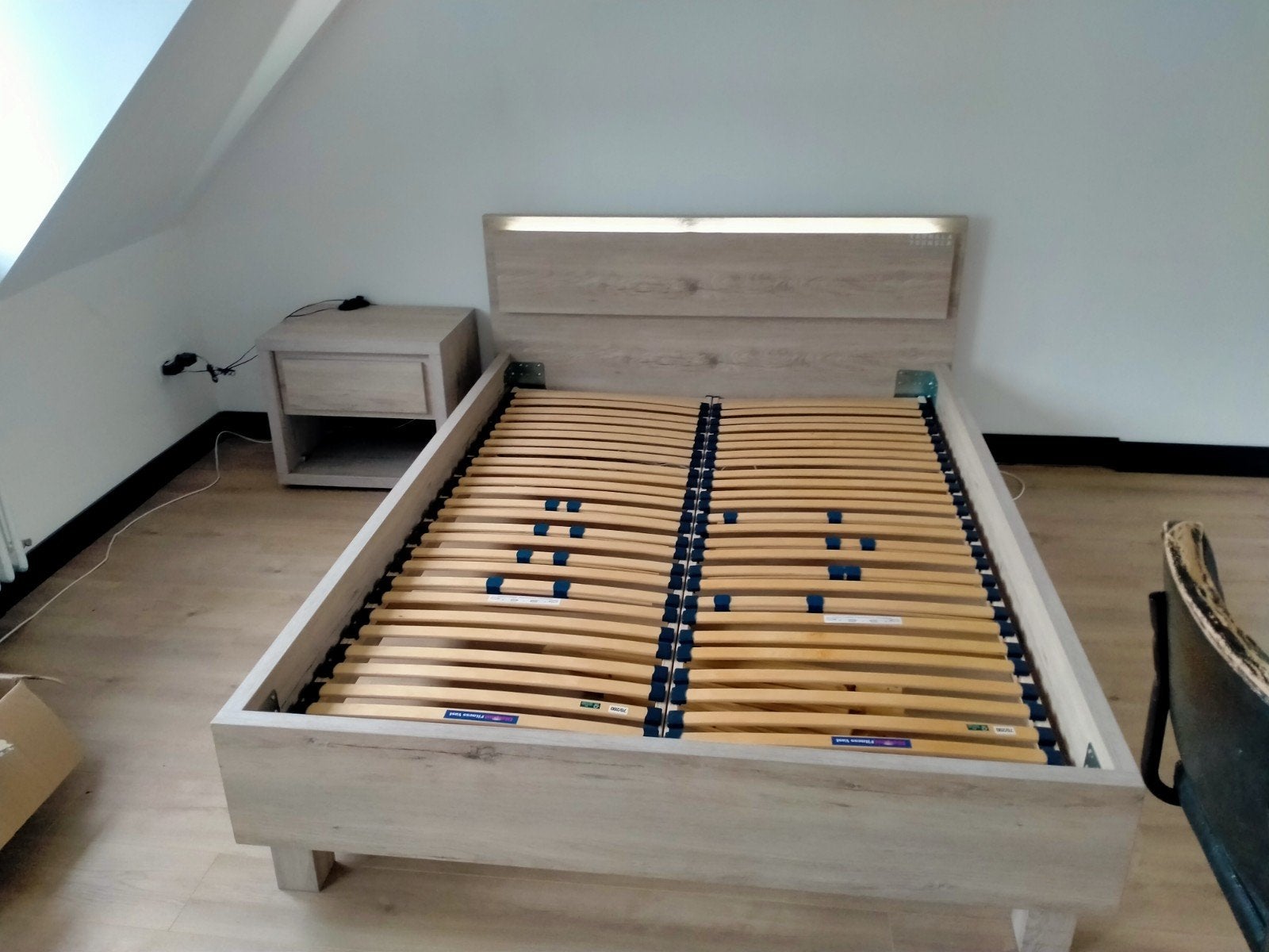 Twijfelaar bed met nachtkastje, Ophalen, Twijfelaar