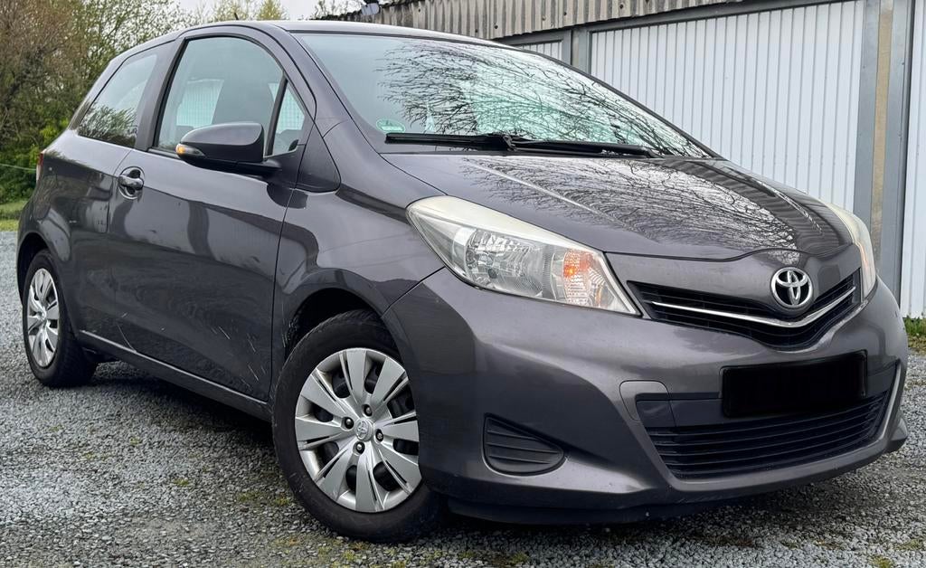 Toyota Yaris 1.4 D-4D // Toit panoramique, Entreprise, Boîte manuelle, Entretenue par le concessionnaire, Noir