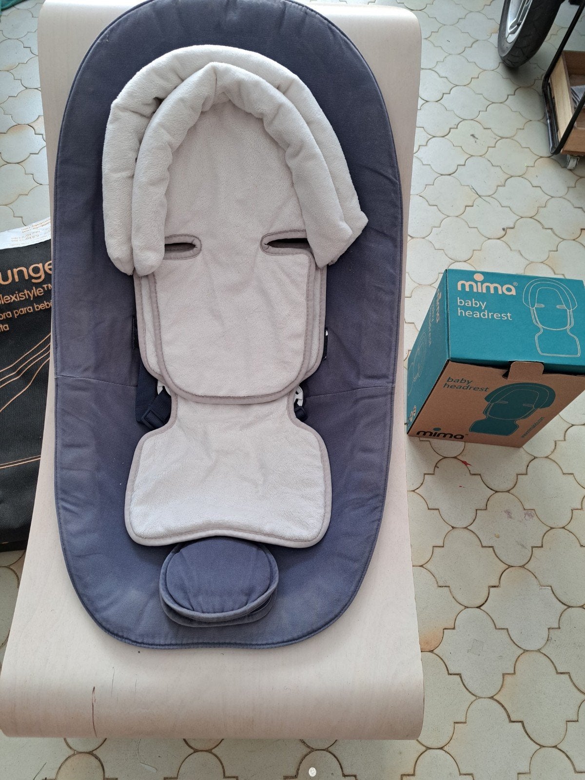 Coco baby lounger Bloom stylewood met mima babyheadrest, Kinderen en Baby's, Wipstoeltjes, Gebruikt, Wipstoel, Met gordel(s) of riempje(s)