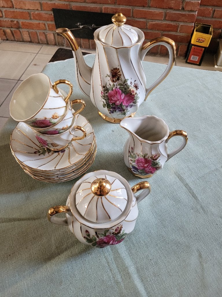 Servies met bloemen decoratie, Ophalen