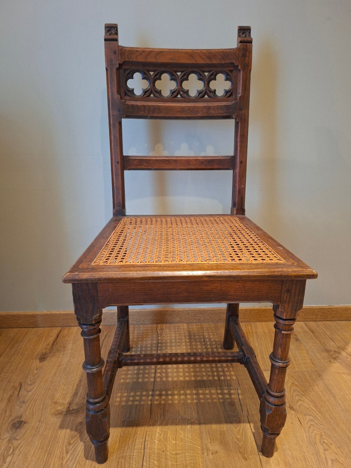 antieke eikenhouten stoel (neogotische stijl), Enlèvement