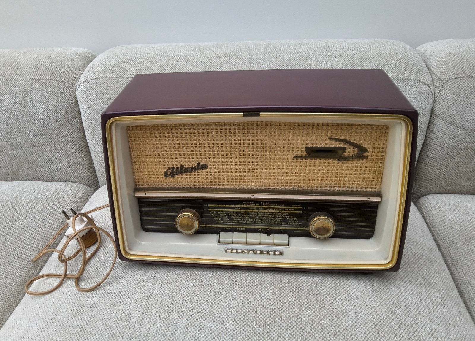 vintage Telefunken tafelradio 6151W in bordeau, TV, Hi-fi & Vidéo, Enlèvement, Utilisé