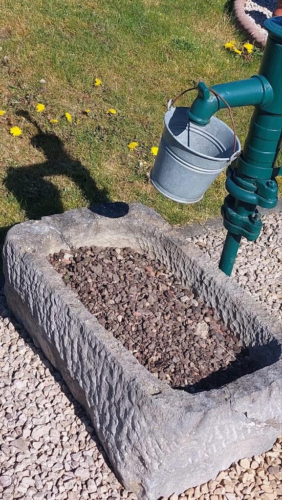 Handgekapte trog met gietijzeren pomp, Tuin en Terras, Ophalen
