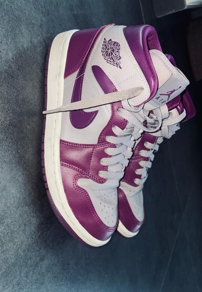 Air jordan 1 mid magenta 2022, Sport en Fitness, Ophalen, Gebruikt