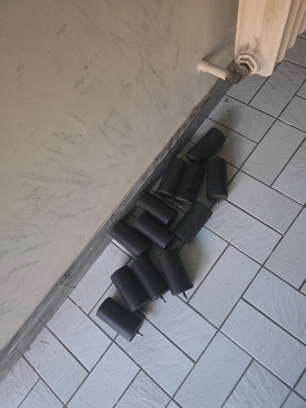 gratis in Mechelen bedframe 1.80,kledingkast, Ophalen