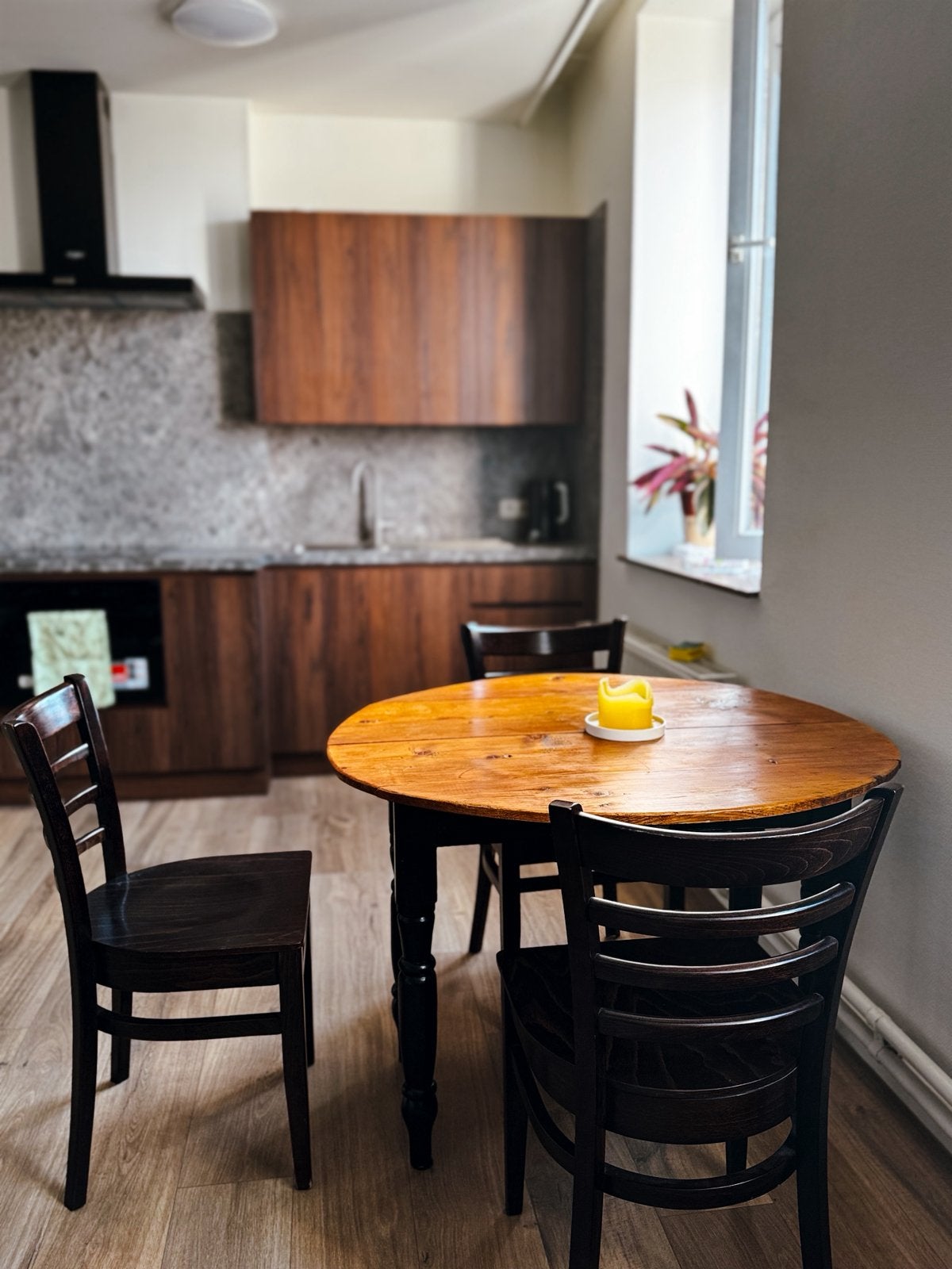 Charmante gerenoveerde antieke ronde tafel met 4 stoelen, Huis en Inrichting, Tafels | Eettafels, Gebruikt, 100 tot 150 cm, 100 tot 150 cm