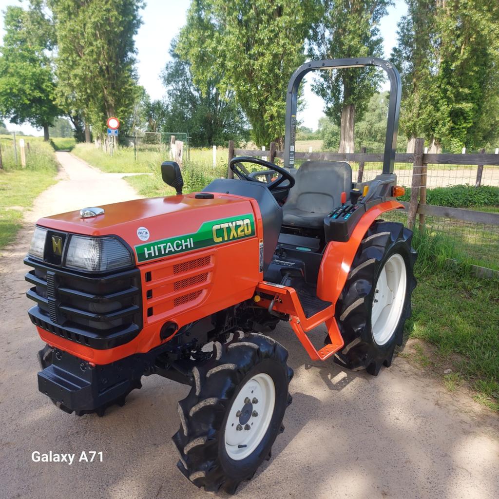 Minitractor hitachi-kubota 22pk 4x4 servo NIEUWSTAAT!, Ophalen