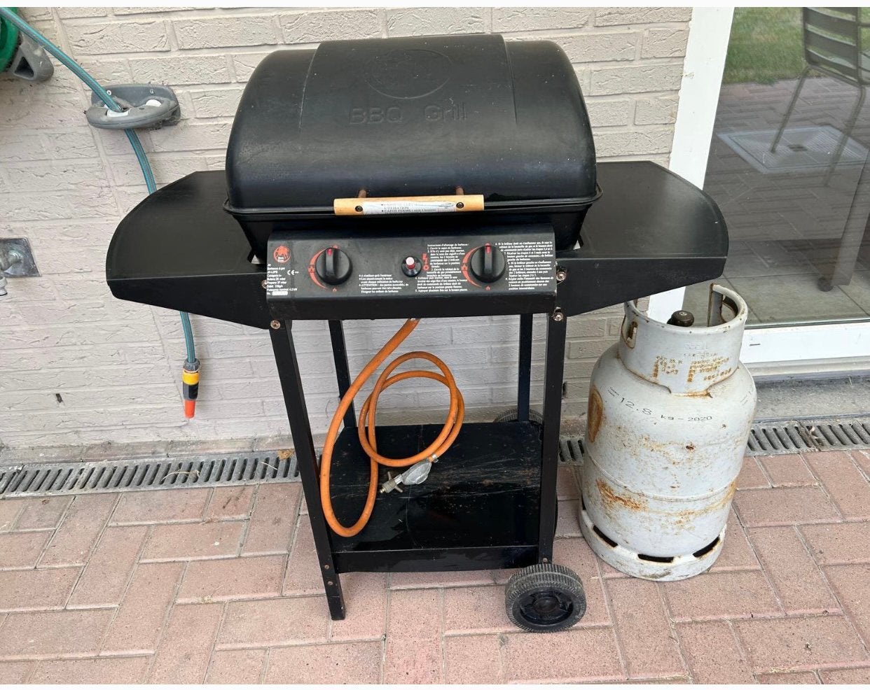 Gasbarbecue op wagentje met 2 branders + gasfles, Ophalen, Gebruikt