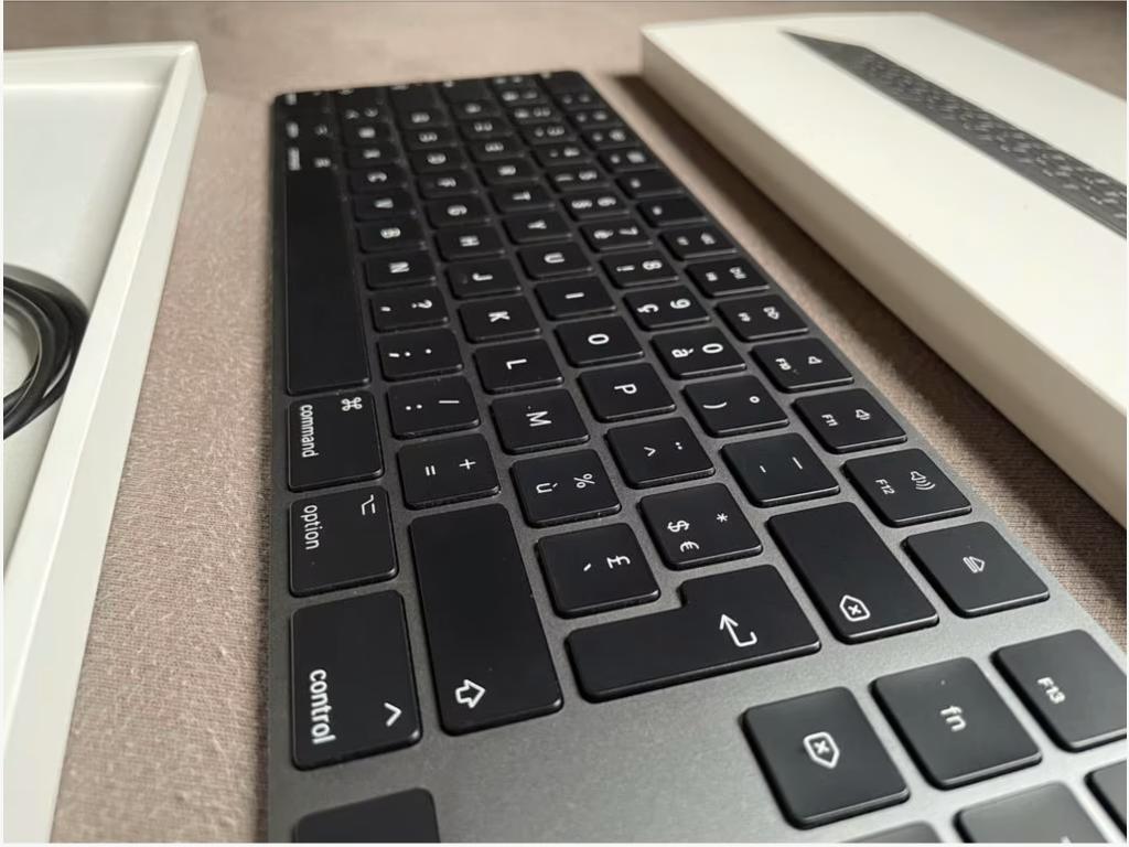 Apple keyboard AZERTY met numeriek, Ophalen, Azerty, Zo goed als nieuw, Draadloos