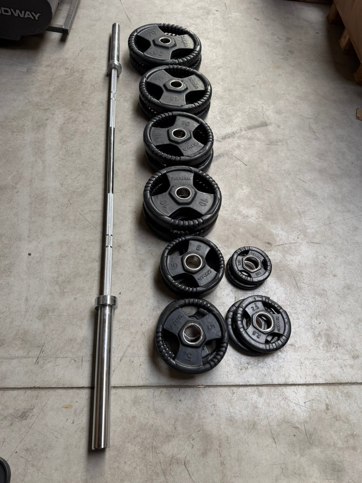 137,5kg Ziva Rubberen Olympische Gewichten + Barbell 220cm, Sport en Fitness, Ophalen, Gebruikt, Halterschijven