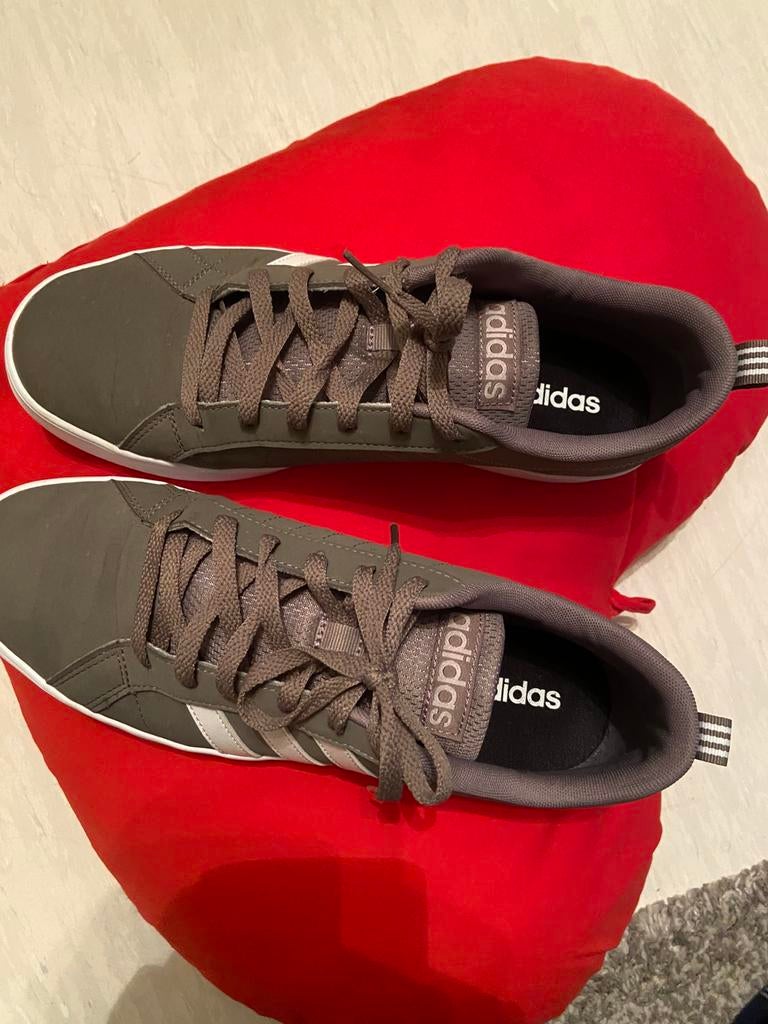 Chaussures Adidas en très bon état Porté deux fois Poin : 44, Vêtements | Hommes, Chaussures, Enlèvement, Comme neuf