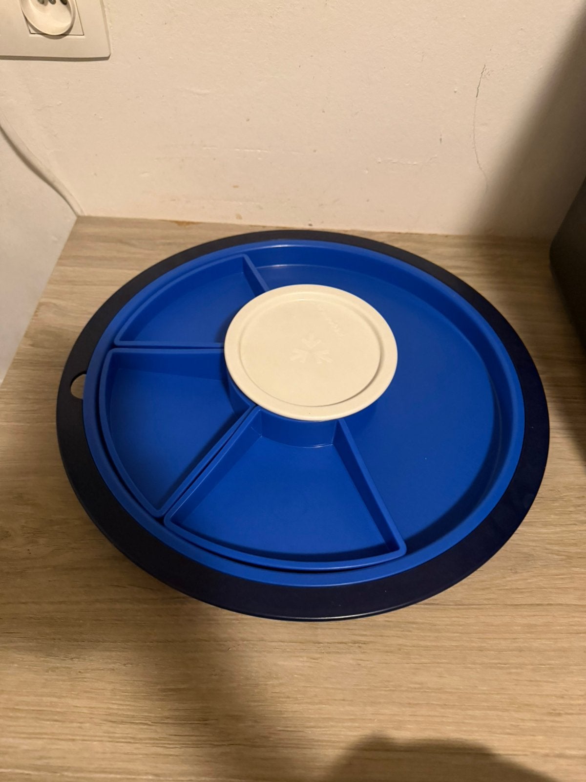 Tupperware partyschaal met vakken en sauskommetje, Enlèvement, Utilisé