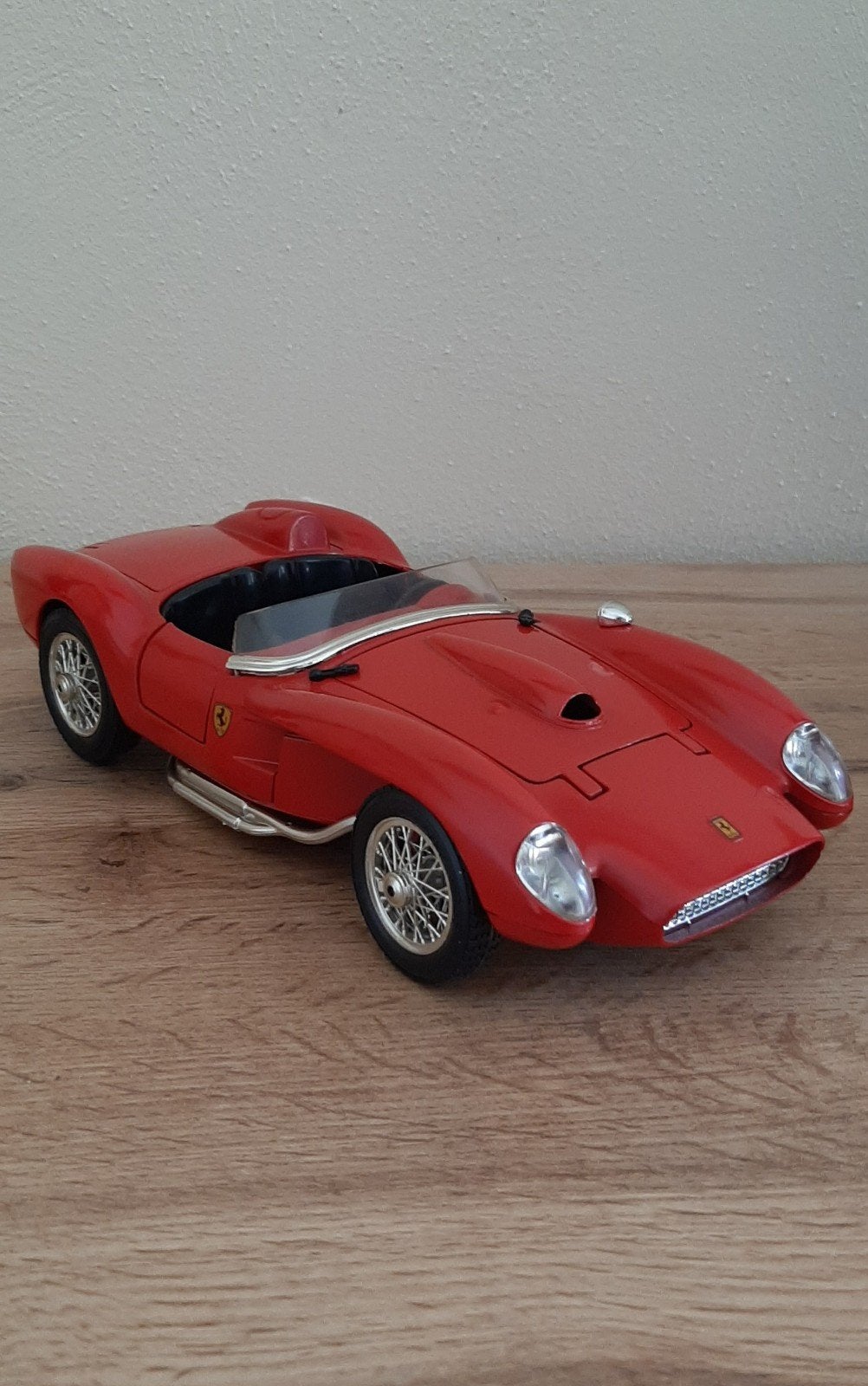 Ferrari Testarossa 1984 rouge (1:18)
toujours dans la vitrin, Enlèvement