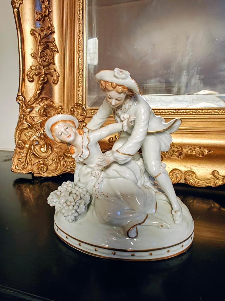 Sitzendorf groep van 2 personen in wit en goud gekleurd pors, Antiek en Kunst, Ophalen