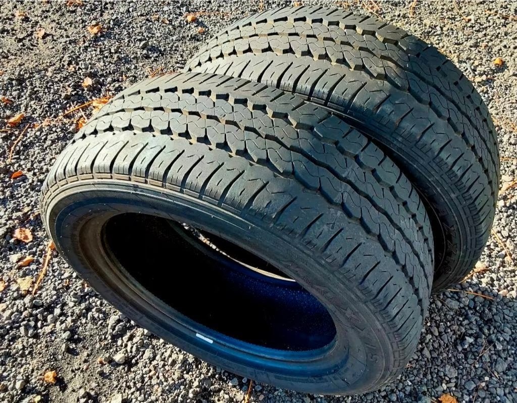 2 très bons pneus "utilitaires" 225/55R17C, Autos : Pièces & Accessoires, Pneus été, Véhicule utilitaire, Enlèvement, Utilisé