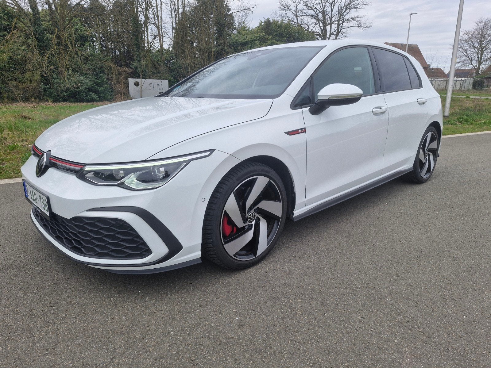 VW GOLF 8  GTI AUTOMAAT BJ 2022  180KW 77.316.KM NIEUWSTAAT, Stof, Euro 6, 4 cilinders, Wit