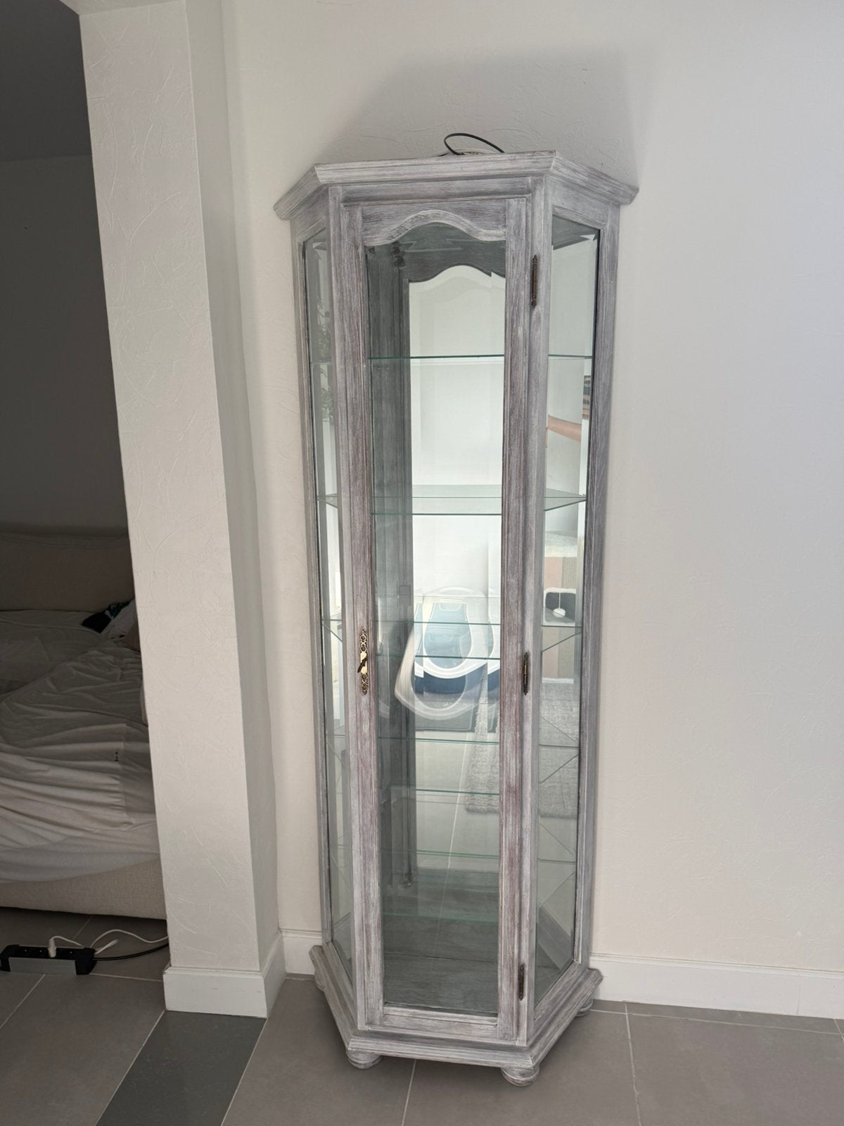 Landelijke vitrinekast / glaskast met verlichting – grijs, Huis en Inrichting, Ophalen, Zo goed als nieuw, Met lade(s)