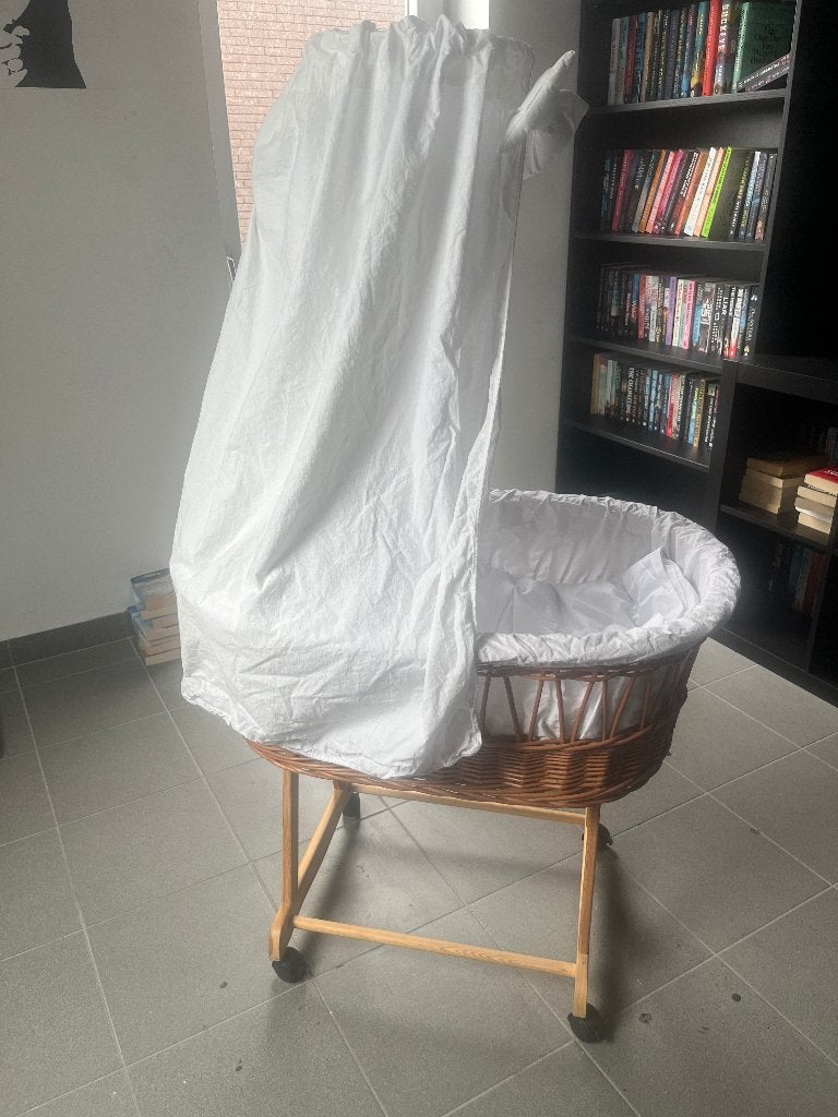 Klassieke Vintage Rieten Babywieg op Wieltjes met Hemeltje, Kinderen en Baby's, Babywiegjes en Ledikanten, Ophalen, Zo goed als nieuw