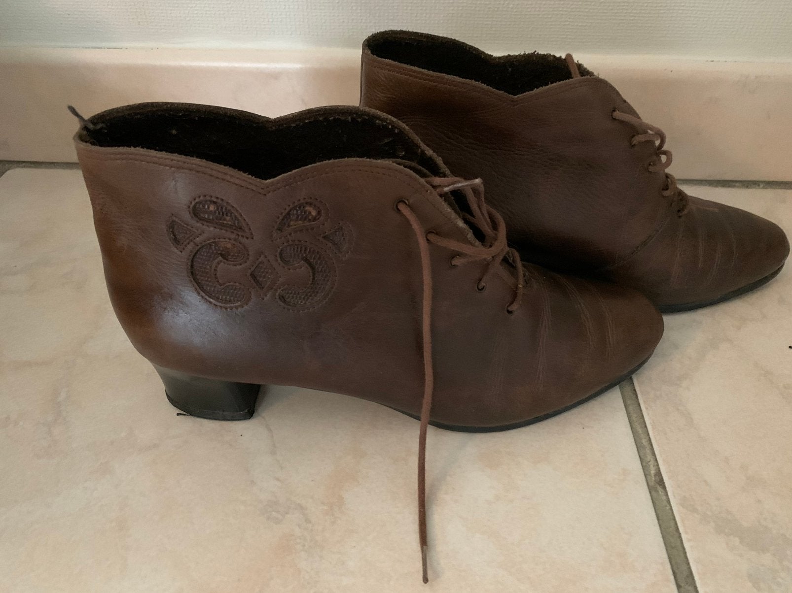 Enkellaarsjes Swirly 38 kwaliteitsleer donkerbruin, Kleding | Dames, Ophalen of Verzenden, Zo goed als nieuw