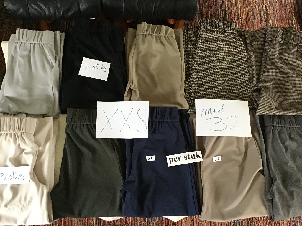 13 gelijke broeken dames XS of maat 32, Kleding | Dames, Ophalen of Verzenden, Zo goed als nieuw, Maat 34 (XS) of kleiner