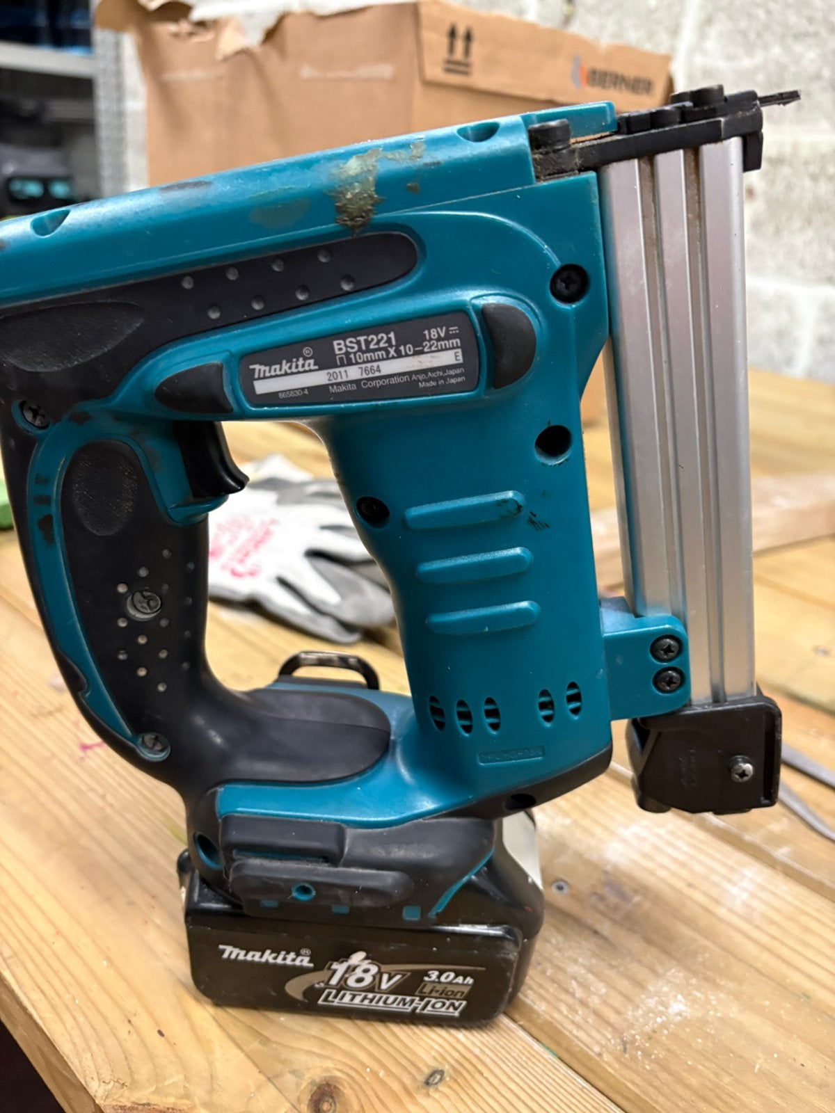 Makita BST221 18V accu-nietmachine 2 accu’s, lader en koffer, Doe-het-zelf en Bouw, Ophalen, Zo goed als nieuw