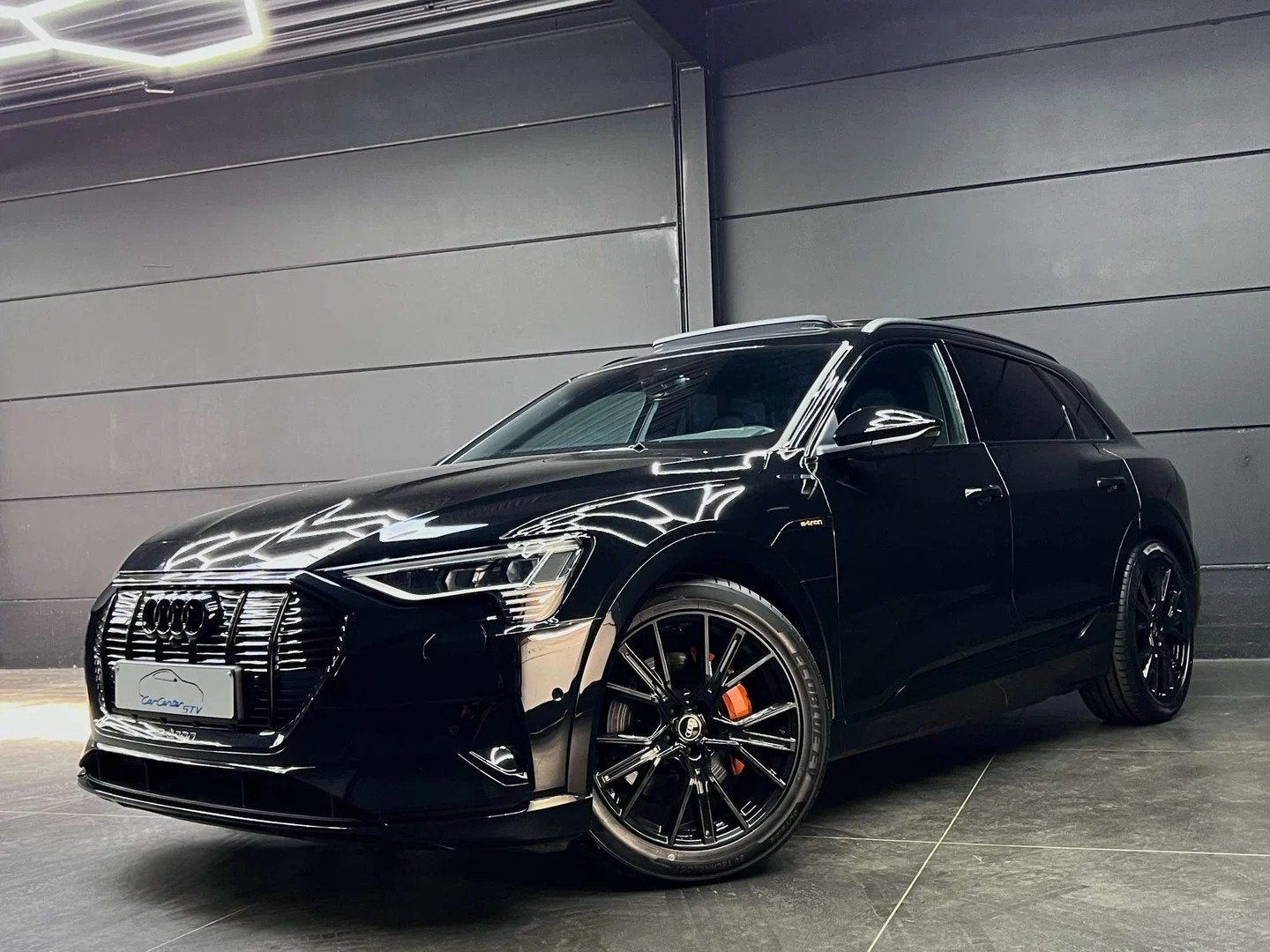 Audi e-tron 55 Quattro S line / Full Black / Pano dak / Memo, Cuir, https://public.car-pass.be/vhr/75087604-e7c2-4f52-a2a9-8102c0c9c47a