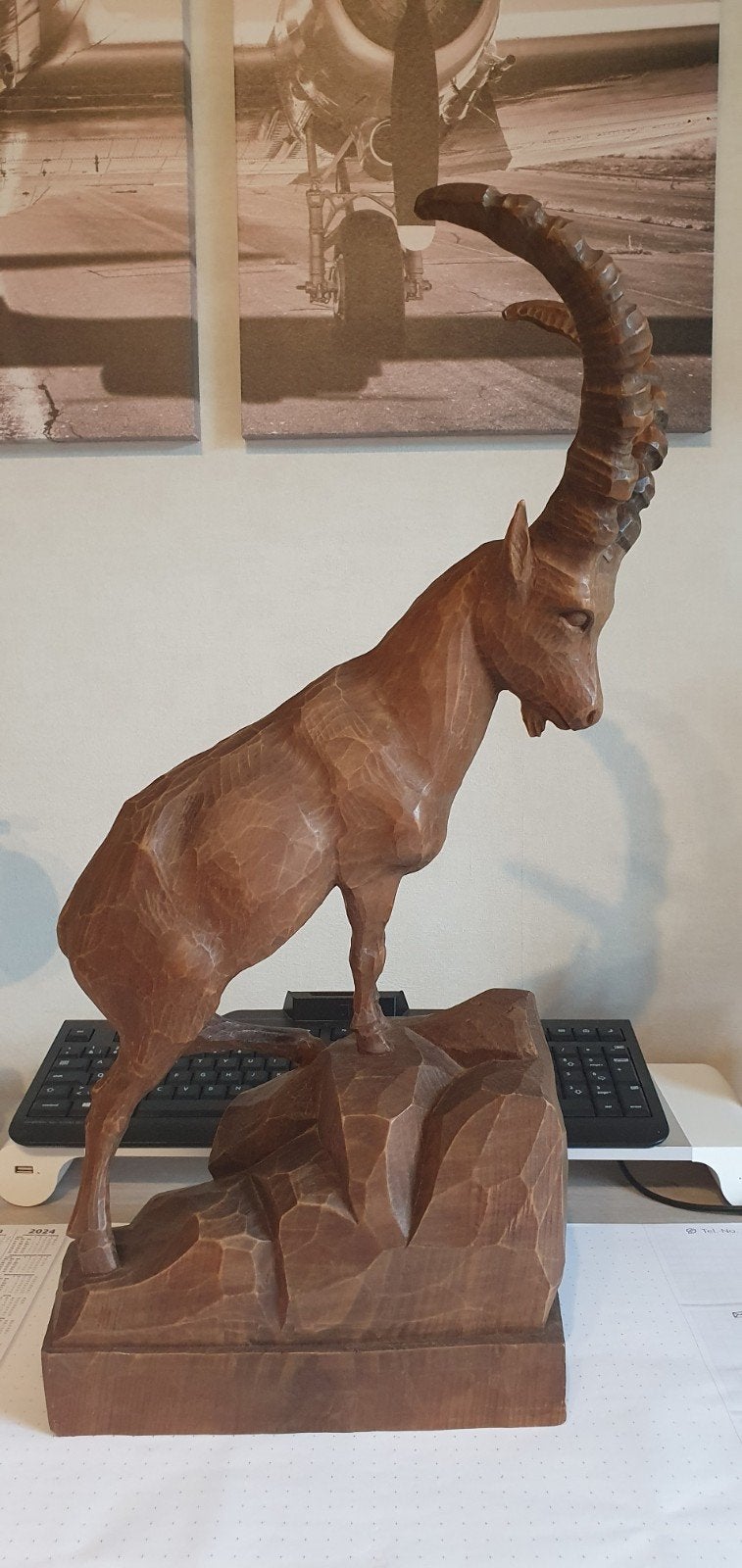 Handgesneden sculptuur van een alpensteenbok op een rotdblok, Houtsnijwerk, Ophalen of Verzenden, Hout, Bruin