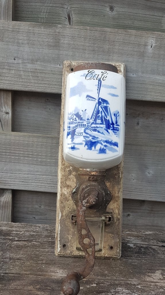 Antieke wandkoffiemolen, Ophalen