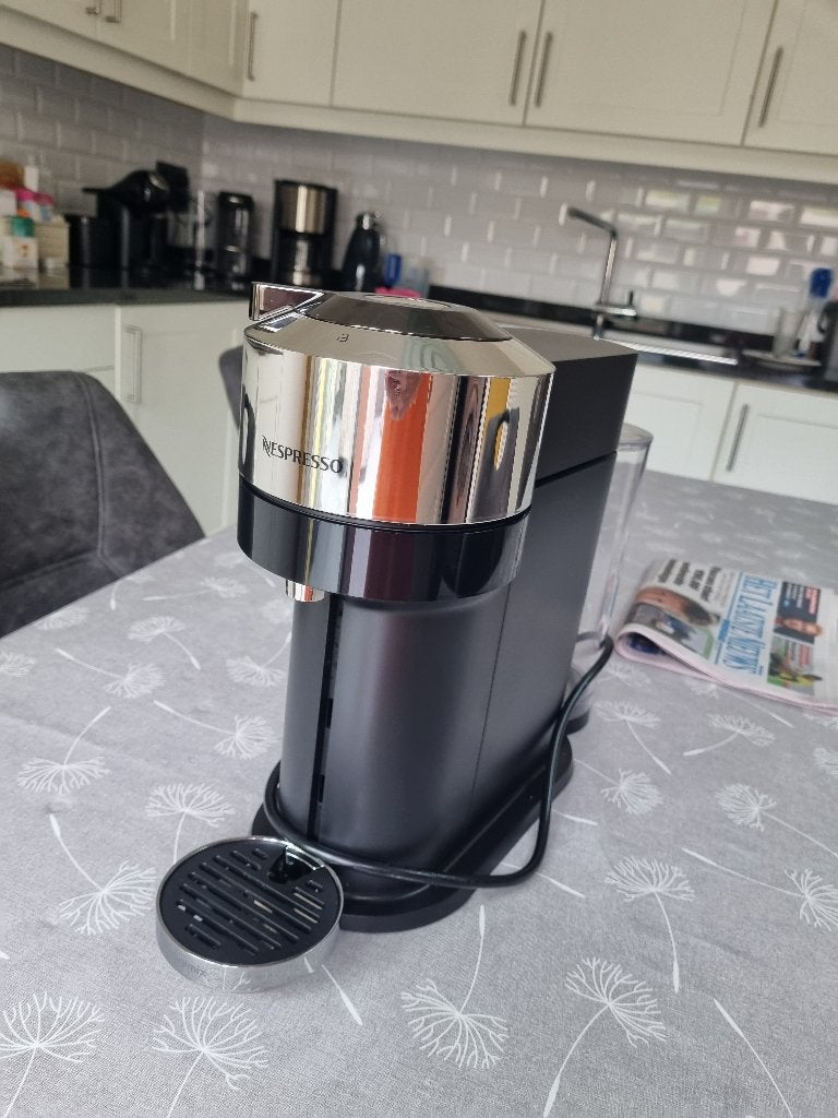 Nespresso Vertuo, Machine à espresso, Réservoir d'eau amovible, Dosettes et capsules de café, Utilisé