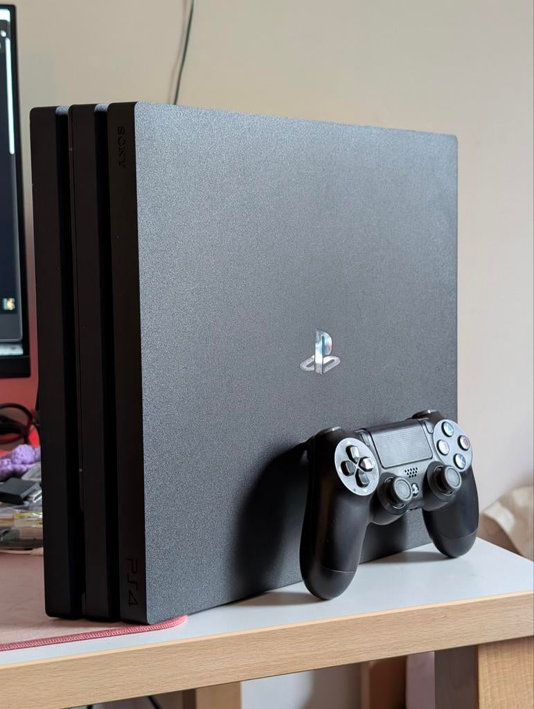 PS4 Pro 1 To CUH-7116B avec manette, Enlèvement, Comme neuf
