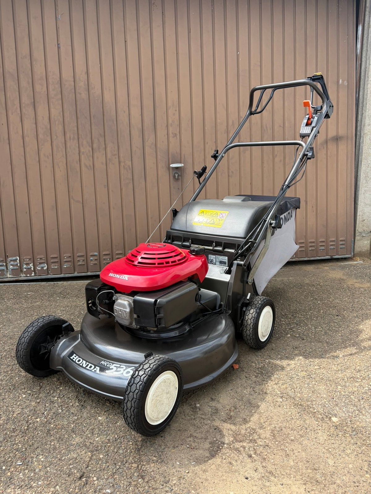 Grasmaaier honda HRD536 zelftrekker/messenstop, Tuin en Terras, Grasmaaiers, Ophalen, Cirkelmaaier, Zo goed als nieuw, Benzine-grasmaaier