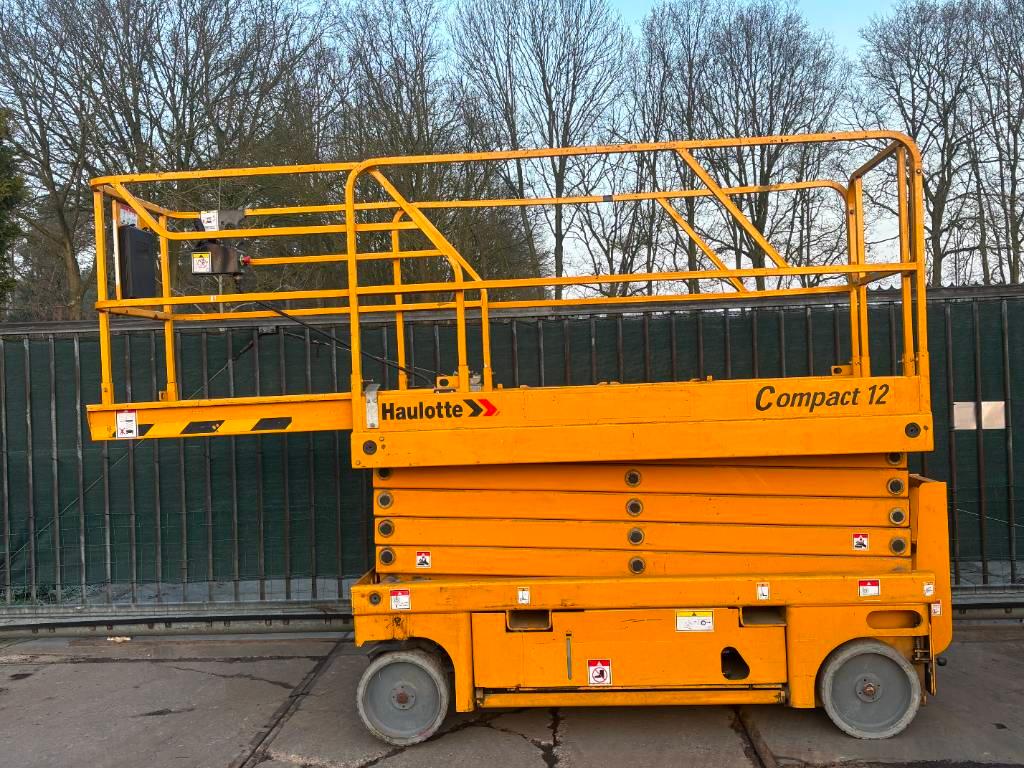 Haulotte Compact 12 12m schaarlift hoogwerker Haulotte