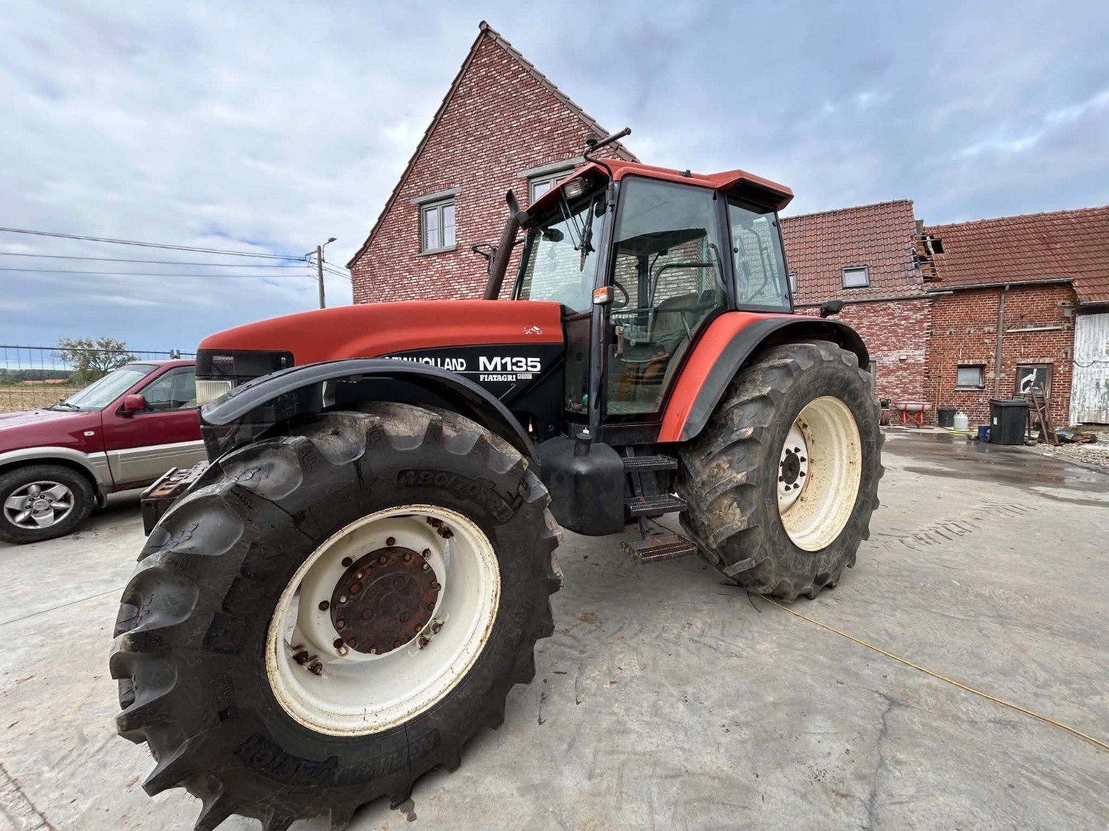 Tracteur à vendre. M135 Red New Holland, Utilisé, 7500 à 10000, New Holland, 120 à 160 ch