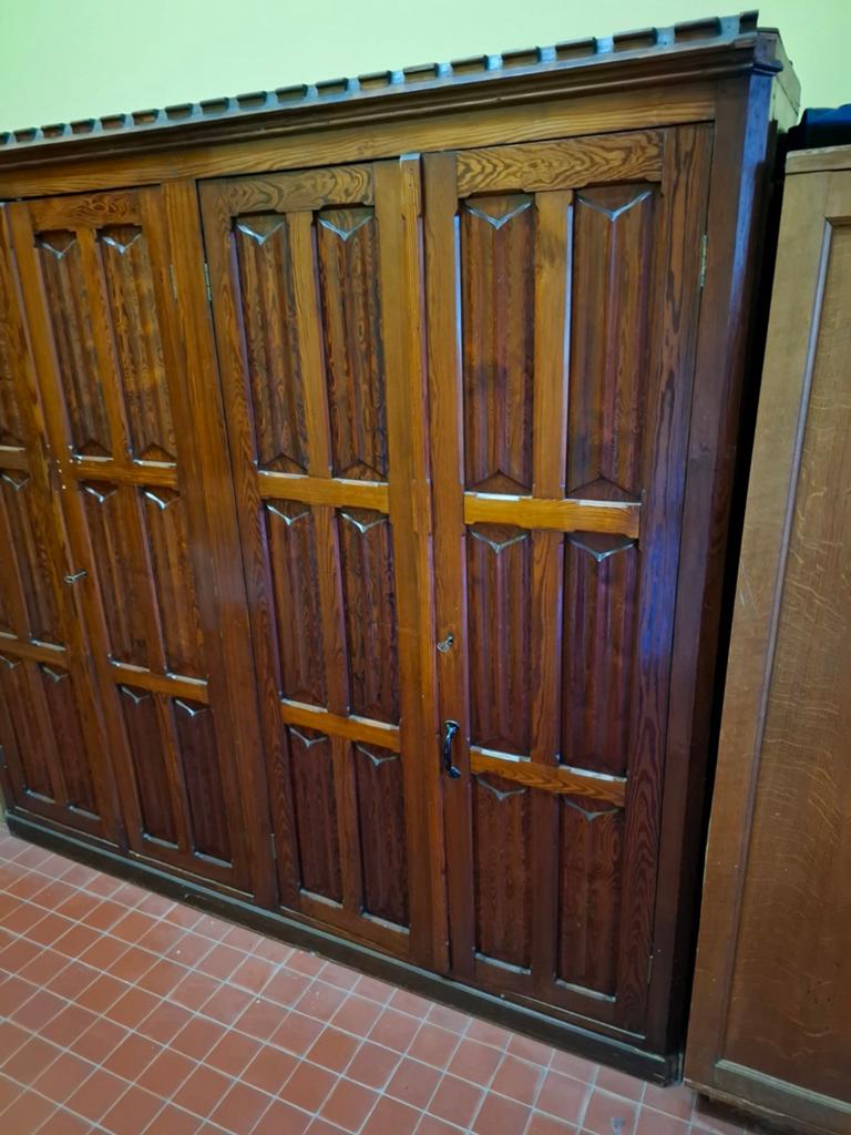 Grande armoire de sacristie / bibliothèque néo-gothique