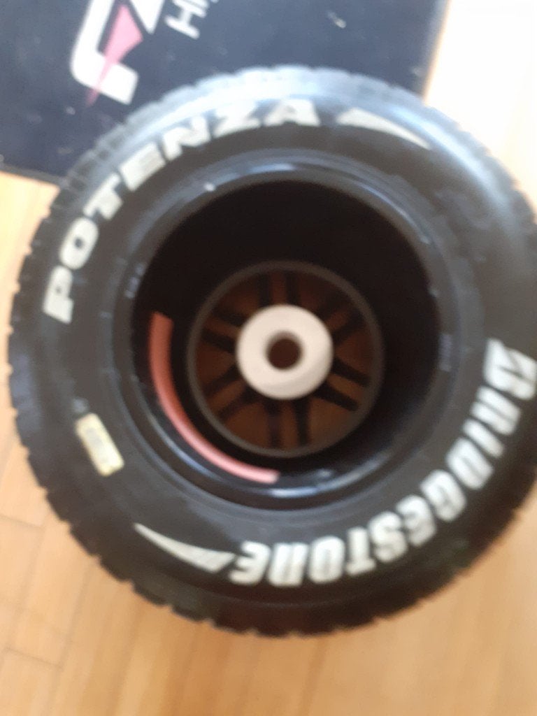 Véritable roue de F1 Bridgestone Potenza pluie–Années 2000, Enlèvement